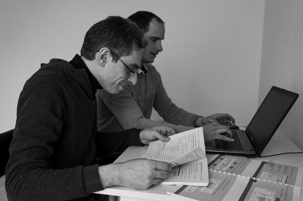 hommes travaillant sur un pc