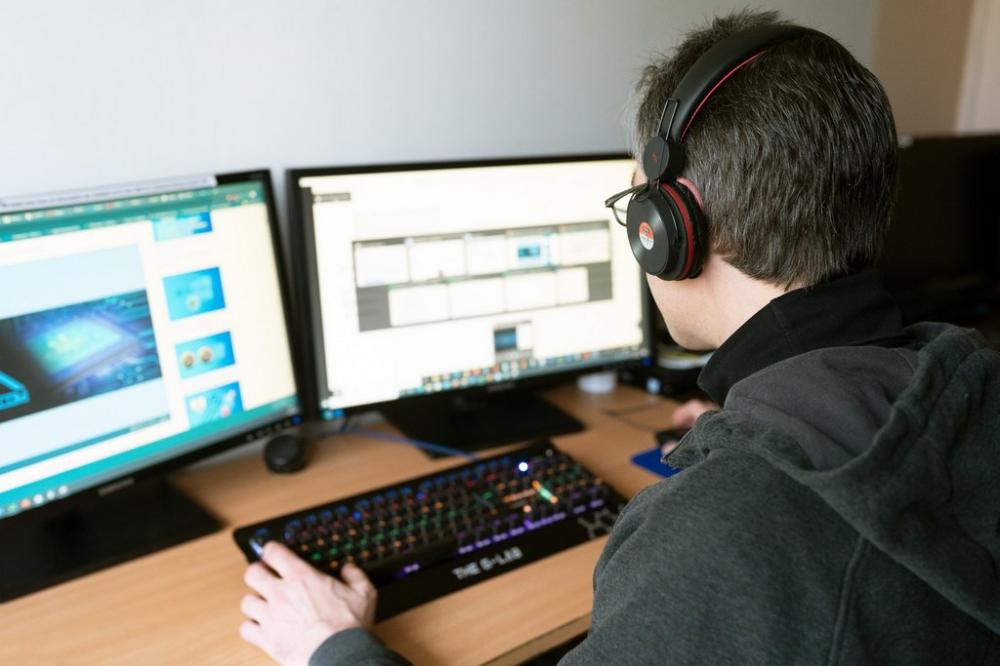 homme travaillant sur un pc