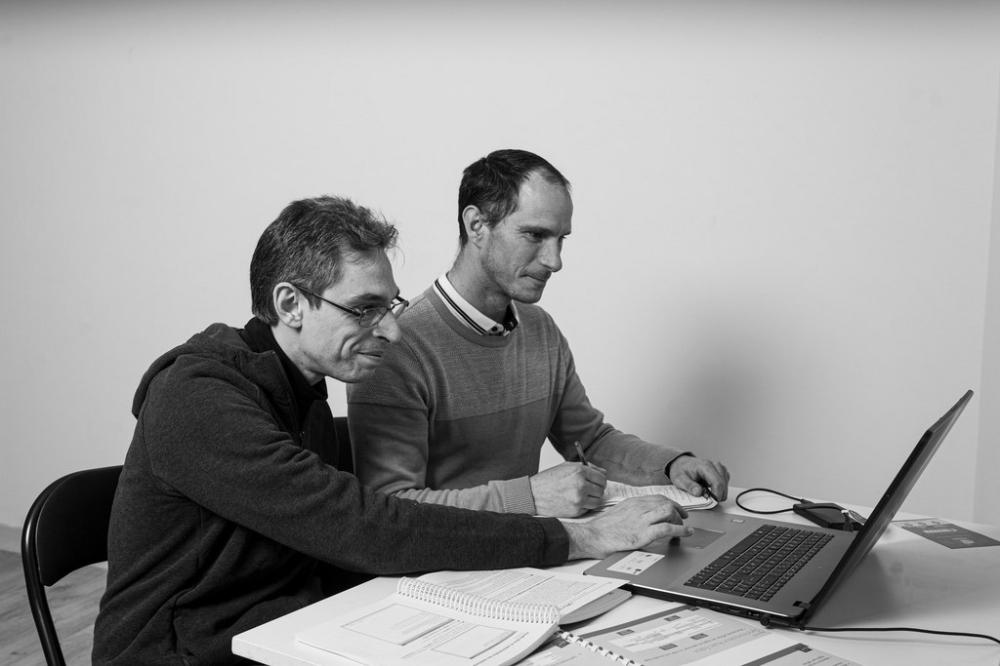 hommes travaillant sur un pc