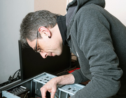 homme travaillant sur un pc